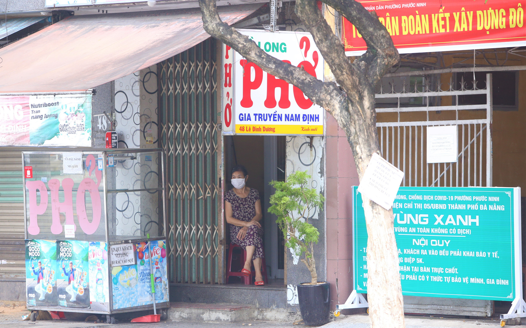 Quán ăn ở vùng xanh vẫn đóng cửa dù được phép hoạt động trở lại: "Không có khách thì bán cho ai?"