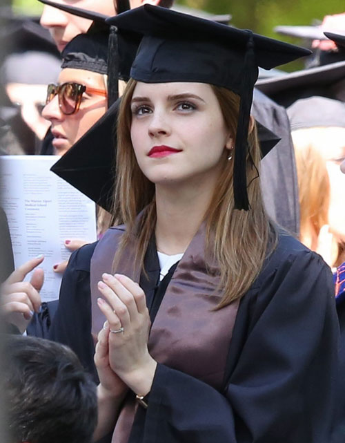 Cả MXH ầm ầm vì ảnh tốt nghiệp huyền thoại của Emma Watson: Nhan sắc chói loà chấp ảnh thường, dàn chồng online đổ dồn xin cưới - Ảnh 9.