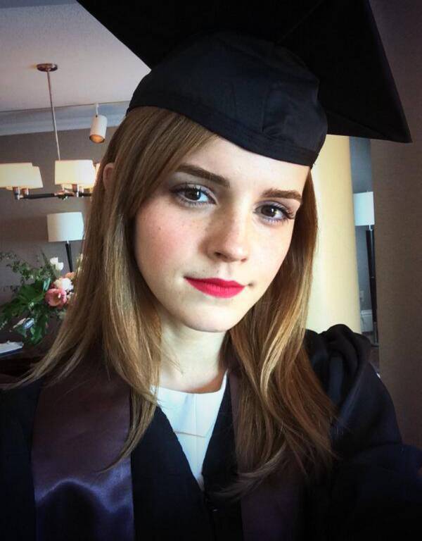 Cả MXH ầm ầm vì ảnh tốt nghiệp huyền thoại của Emma Watson: Nhan sắc chói loà chấp ảnh thường, dàn chồng online đổ dồn xin cưới - Ảnh 10.