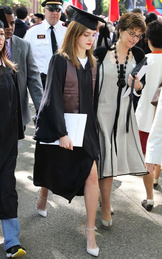 Cả MXH ầm ầm vì ảnh tốt nghiệp huyền thoại của Emma Watson: Nhan sắc chói loà chấp ảnh thường, dàn chồng online đổ dồn xin cưới - Ảnh 11.