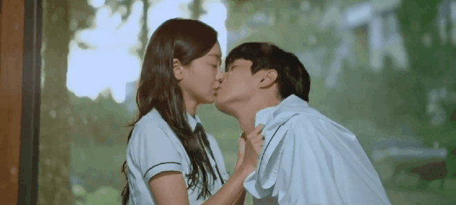 5 nụ hôn của Kim Da Mi - Choi Woo Sik ở Our Beloved Summer: Dù dầm mưa ướt sũng hay lê lết vỉa hè vẫn đẹp như mơ - Ảnh 2.