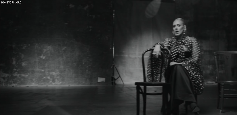 Adele phân thân ngồi giữa 7749 thể loại ghế trong MV mới, xem xong cứ ngỡ Rolling In The Deep 2.0! - Ảnh 2.