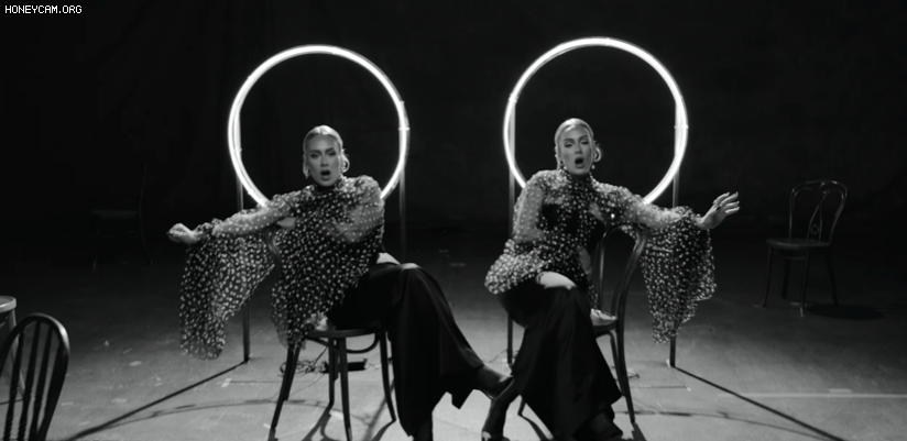 Adele phân thân ngồi giữa 7749 thể loại ghế trong MV mới, xem xong cứ ngỡ Rolling In The Deep 2.0! - Ảnh 4.