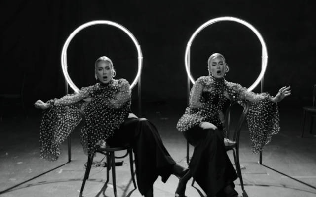 Adele phân thân ngồi giữa 7749 thể loại ghế trong MV mới, xem xong cứ ngỡ Rolling In The Deep 2.0!