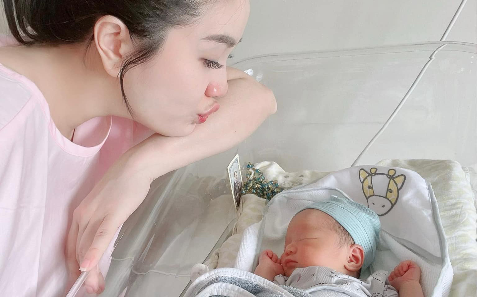 Bảo Thy tiết lộ chịu cơn đau đẻ suốt 2 ngày, vừa tỉnh đã làm 1 việc khiến ai cũng giật mình?