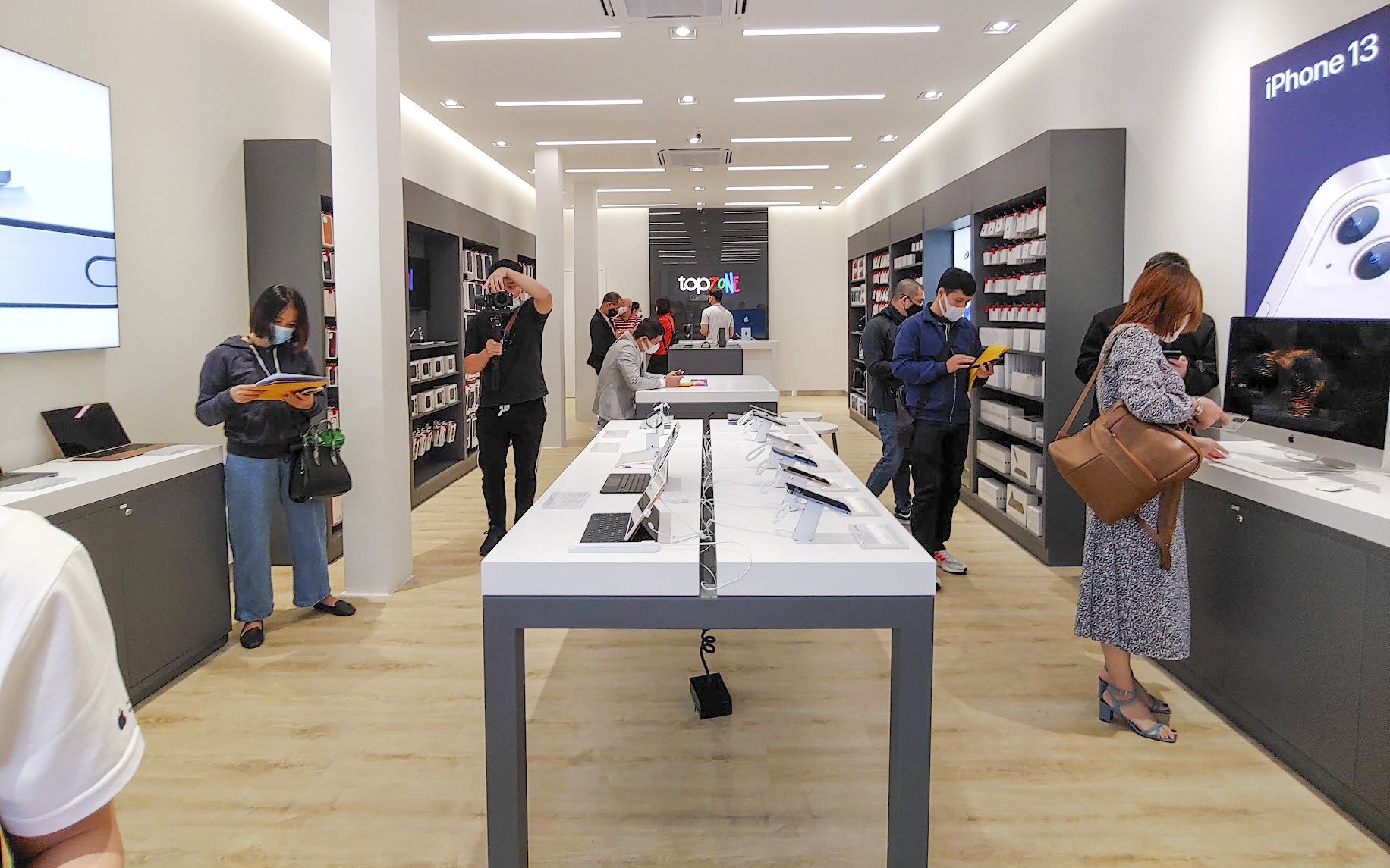 Cuộc đua &quot;song mã&quot; Apple - Samsung: Hết đua smartphone, lại đến &quot;kèn cựa&quot; nhau trong việc mở Mono Store tại Việt Nam