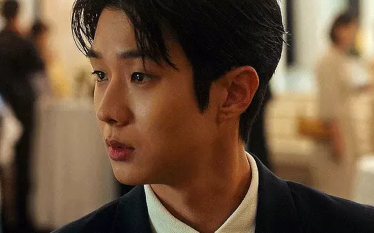 Bằng chứng Choi Woo Sik đích thị là Choi Woong ngoài đời thực: Từ biểu cảm, hành động cho tới cách chăm sóc Kim Da Mi đều y chang!
