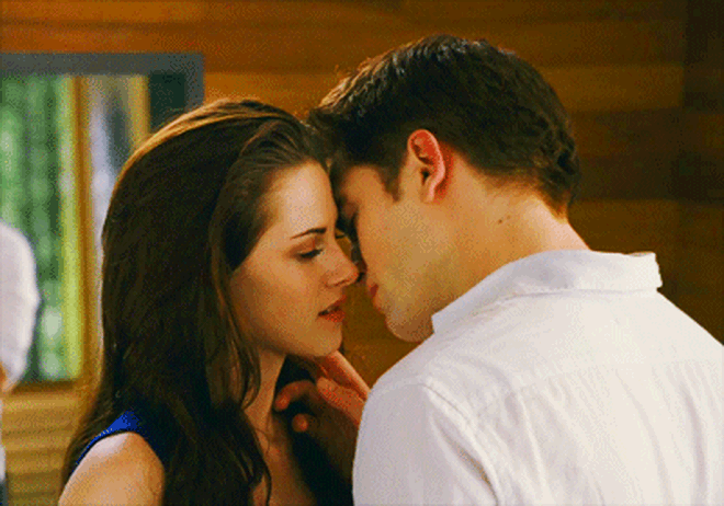 Hot lại nụ hôn giúp cặp đôi Twilight được nhận: Robert Pattinson cuồng nhiệt đến... ngã khỏi giường, suýt mất vai vì một vấn đề ngoại hình! - Ảnh 2.