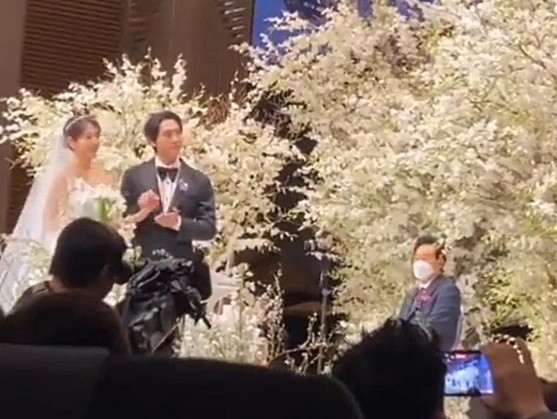 Lee Hong Ki và mỹ nam EXO hát tại đám cưới Park Shin Hye: Cô dâu rưng rưng nước mắt, chú rể làm 1 hành động khiến dân tình tan chảy! - Ảnh 4.