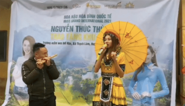 Ơ kìa ai như Nayeon (TWICE) đang ở Cao Bằng ấy nhỉ: Vừa hát tiếng Việt, vừa giao lưu cùng trẻ em dân tộc thiểu số? - Ảnh 1.