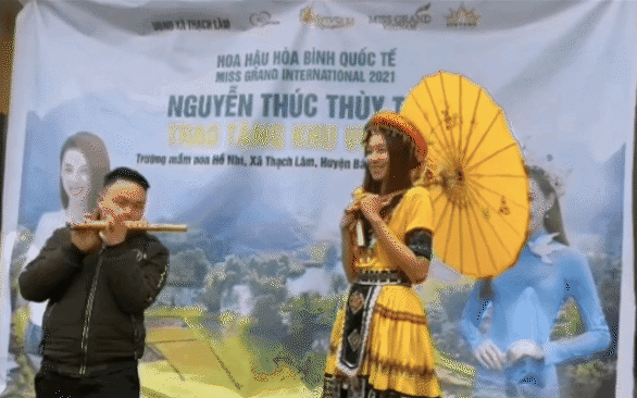 Ơ kìa ai như Nayeon (TWICE) đang ở Cao Bằng ấy nhỉ: Vừa hát tiếng Việt, vừa giao lưu cùng trẻ em dân tộc thiểu số?