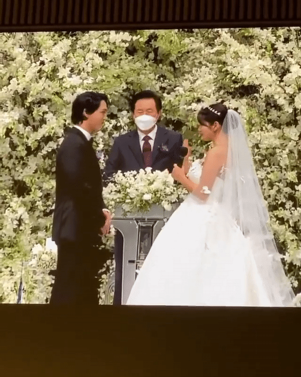 Viral clip Park Shin Hye bật khóc ở siêu đám cưới, ông xã tài tử kém tuổi bỗng có hành động “bóc” luôn mối quan hệ thật? - Ảnh 3.