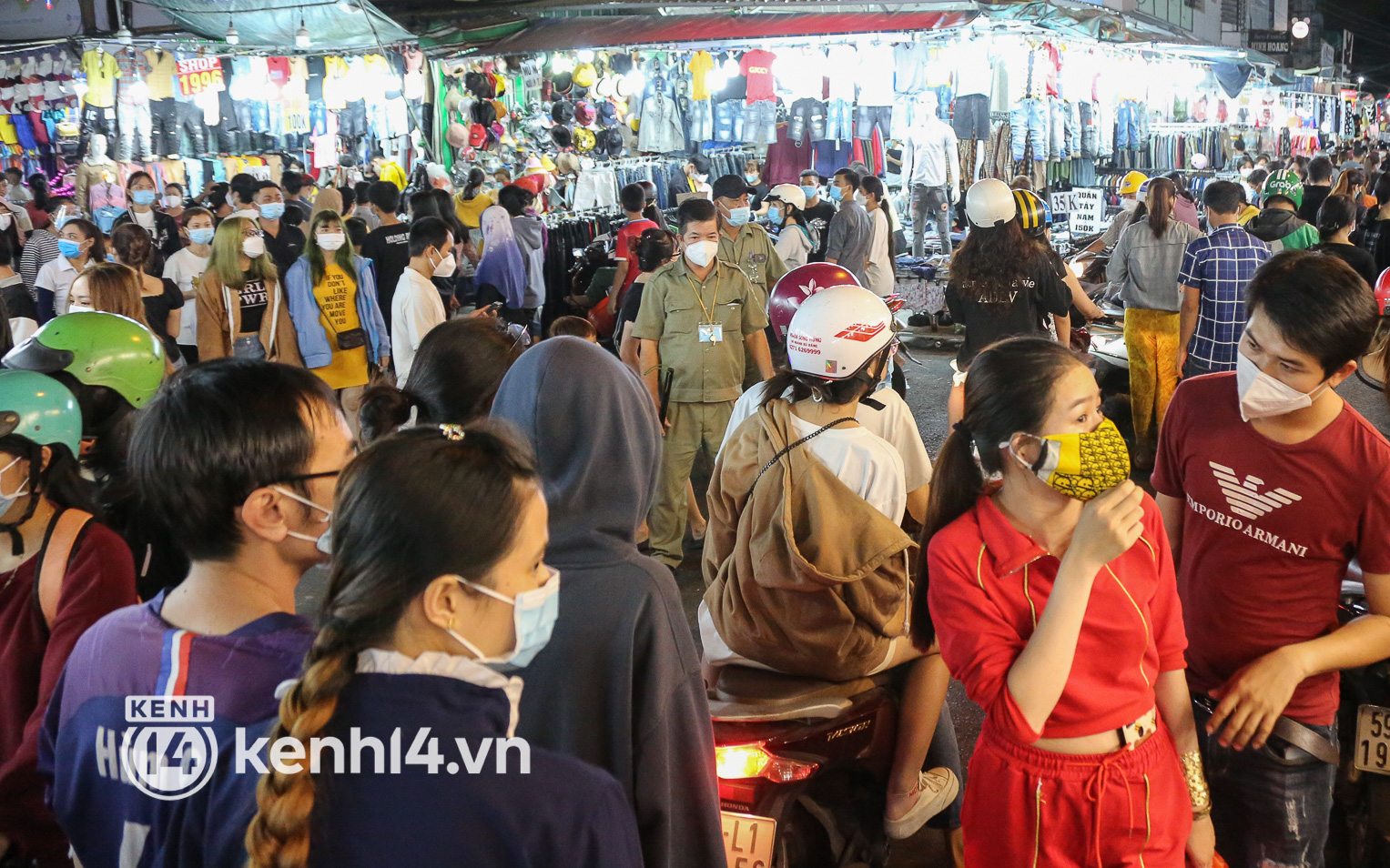Chợ thời trang lớn nhất TP.HCM chật kín người mua sắm Tết, an ninh siết chặt ngăn chặn khách bị móc túi