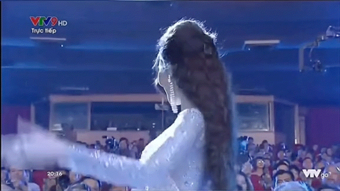 Hot lại clip Lan Khuê gặp sự cố ngay trên sóng truyền hình trực tiếp, lọt thỏm xuống ghế khi ngồi giám khảo cuộc thi Hoa hậu - Ảnh 3.