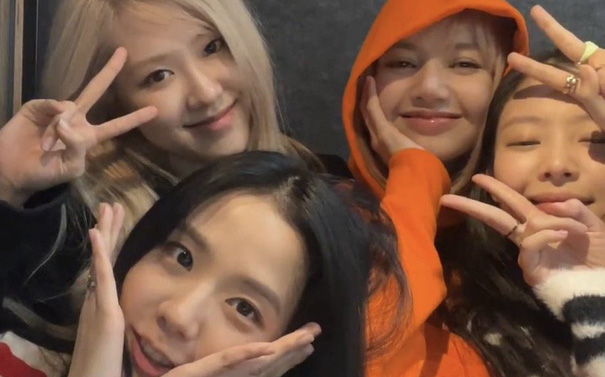 Các thành viên BLACKPINK livestream bị soi sử dụng một món đồ công nghệ &quot;cổ lỗ sĩ&quot;, vì sao thế?