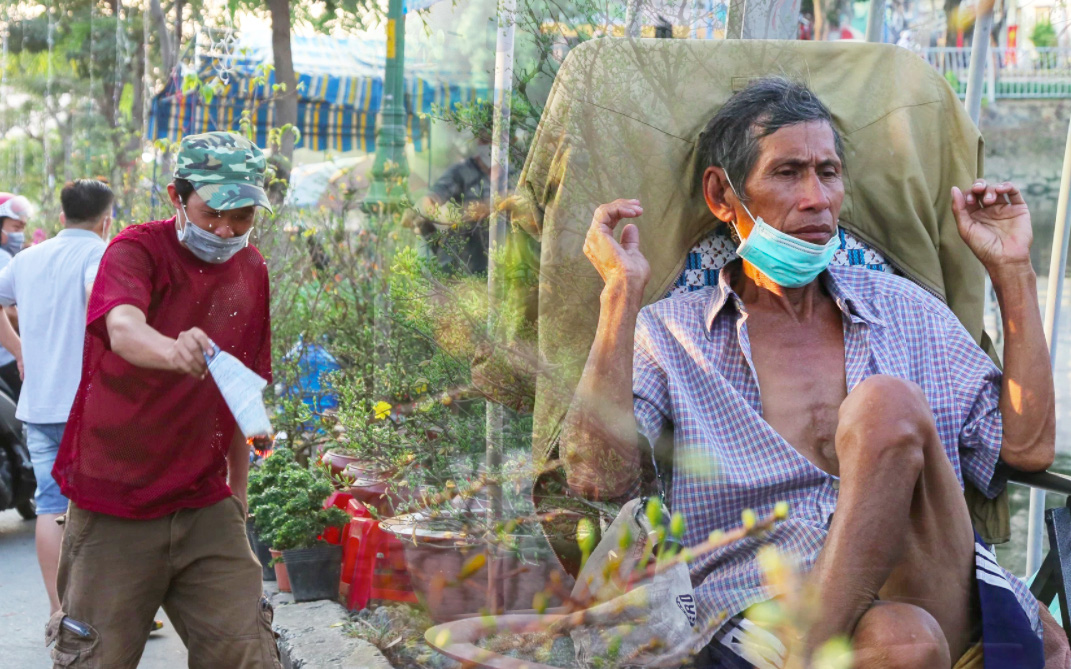 Chợ hoa trên bến dưới thuyền ở Sài Gòn đìu hiu ngày giáp Tết, người bán phải đốt vía xả xui