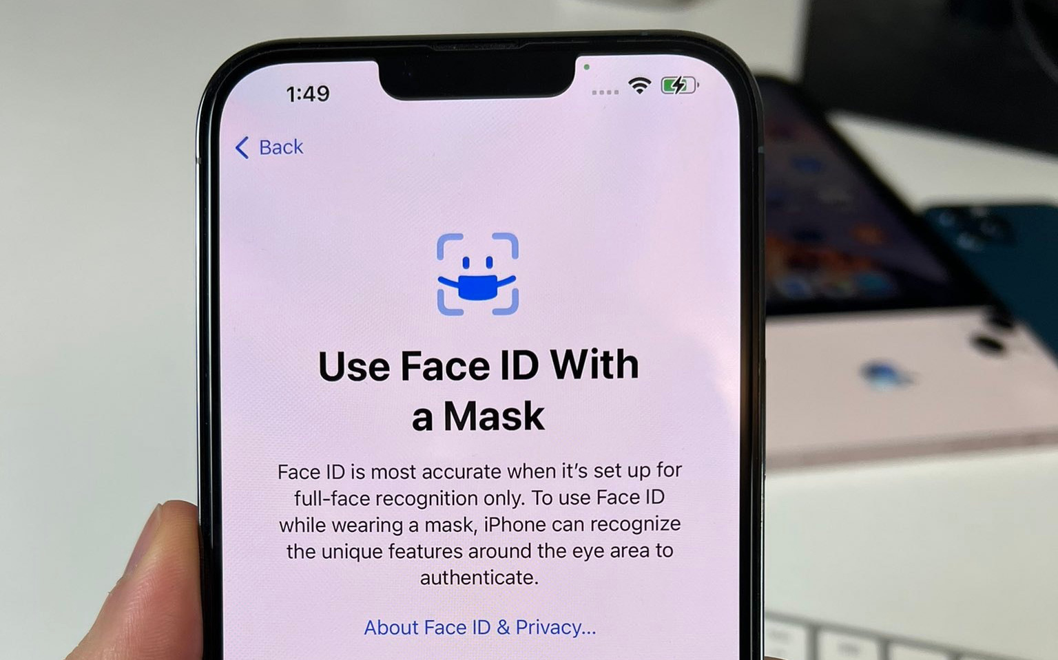 Hot: iPhone chính thức hỗ trợ mở khoá Face ID khi đeo khẩu trang nhưng lại có một điều khiến iFan &quot;đau lòng&quot;