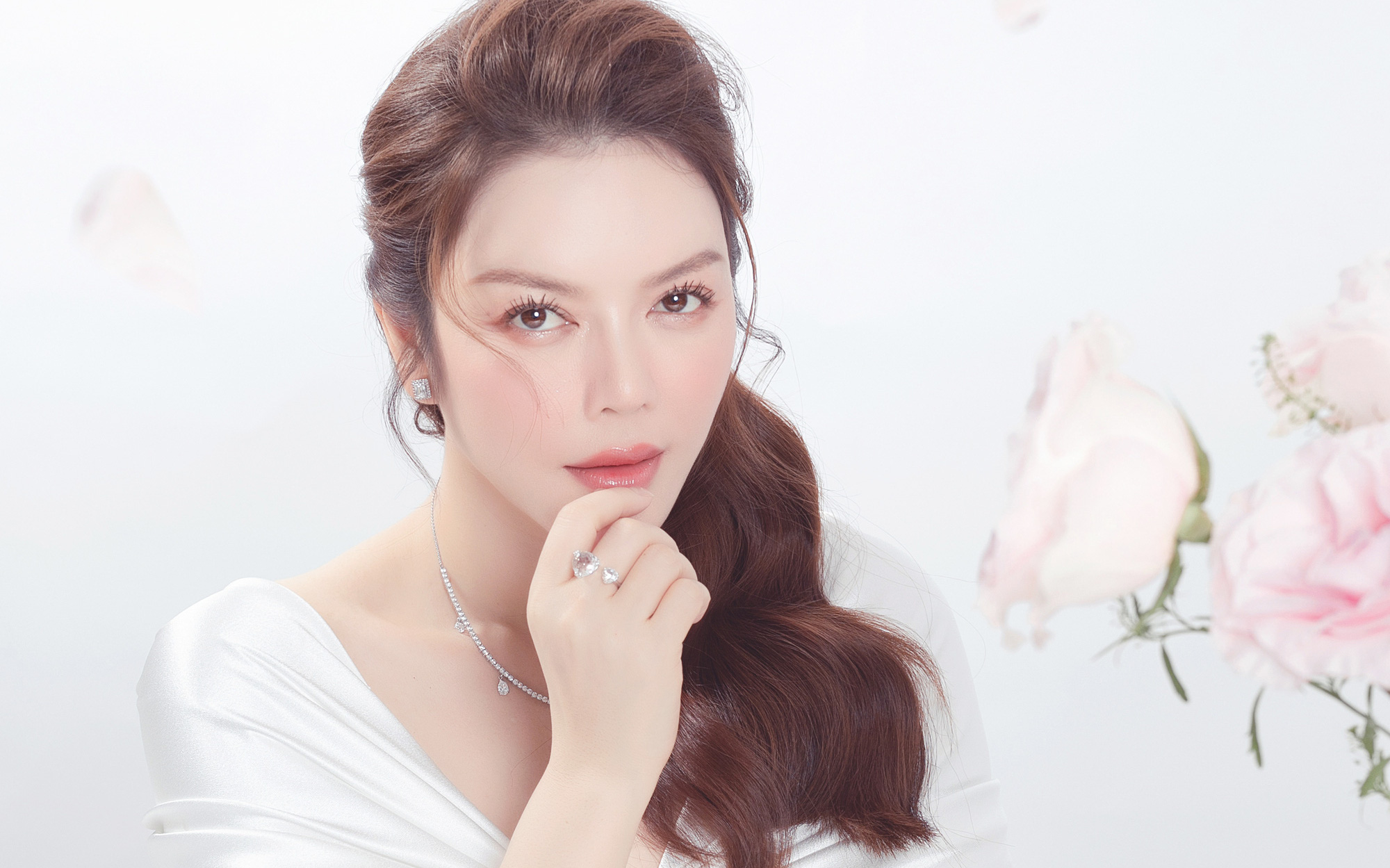 Lý Nhã Kỳ: &quot;Nhà nào của tôi cũng to, đến nỗi người ở không tìm thấy nhau, phải gọi cho người khác hỏi mình đang ở đâu&quot;