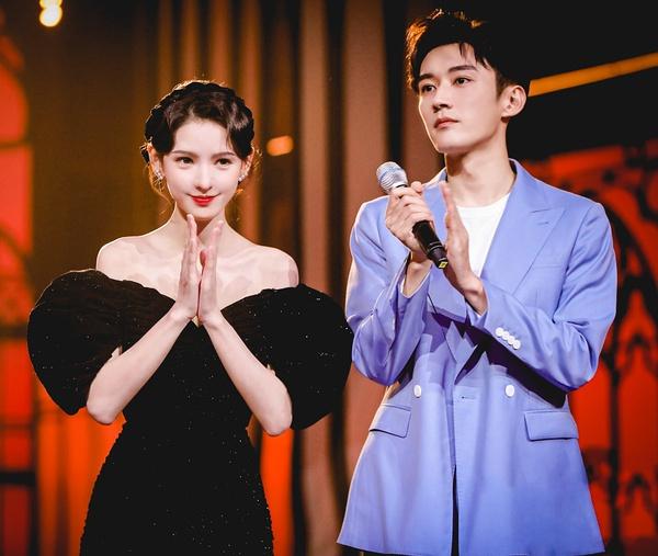 Cặp đôi đau khổ nhất showbiz ngày cận Tết: Bị công ty doạ phong sát nếu công khai, cắn răng lựa chọn giữa tình yêu và sự nghiệp - Ảnh 3.