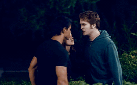 3 &quot;đặc quyền&quot; cực xịn Edward dành cho Bella trong Twilight, chàng Jacob có mơ cũng không làm nổi: Điều cuối anti-fan cũng phải gật gù!