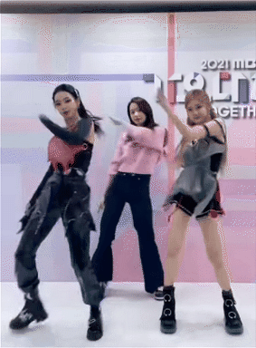 Yoona (SNSD) chiếm trọn spotlight khi nhảy cùng aespa: Nhan sắc vũ đạo đều xuất sắc, đúng chuẩn center của center! - Ảnh 2.