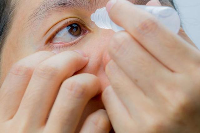 Cậu bé 10 tuổi suýt bị mù vì dùng thuốc nhỏ mắt sai cách - Ảnh 2.