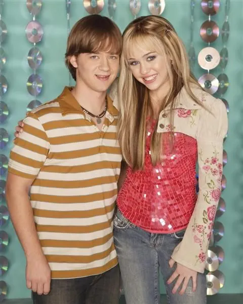Anh trai Hannah Montana sau hơn 15 năm: Cuộc sống viên mãn bù đắp cho sự nghiệp thiếu điểm sáng - Ảnh 4.