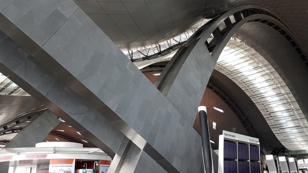 Chiêm ngưỡng sân bay xa hoa nhất thế giới tại Qatar: Mang trọn kiến trúc của tương lai, bên ngoài tựa cơn sóng, bên trong gây choáng ngợp  - Ảnh 2.