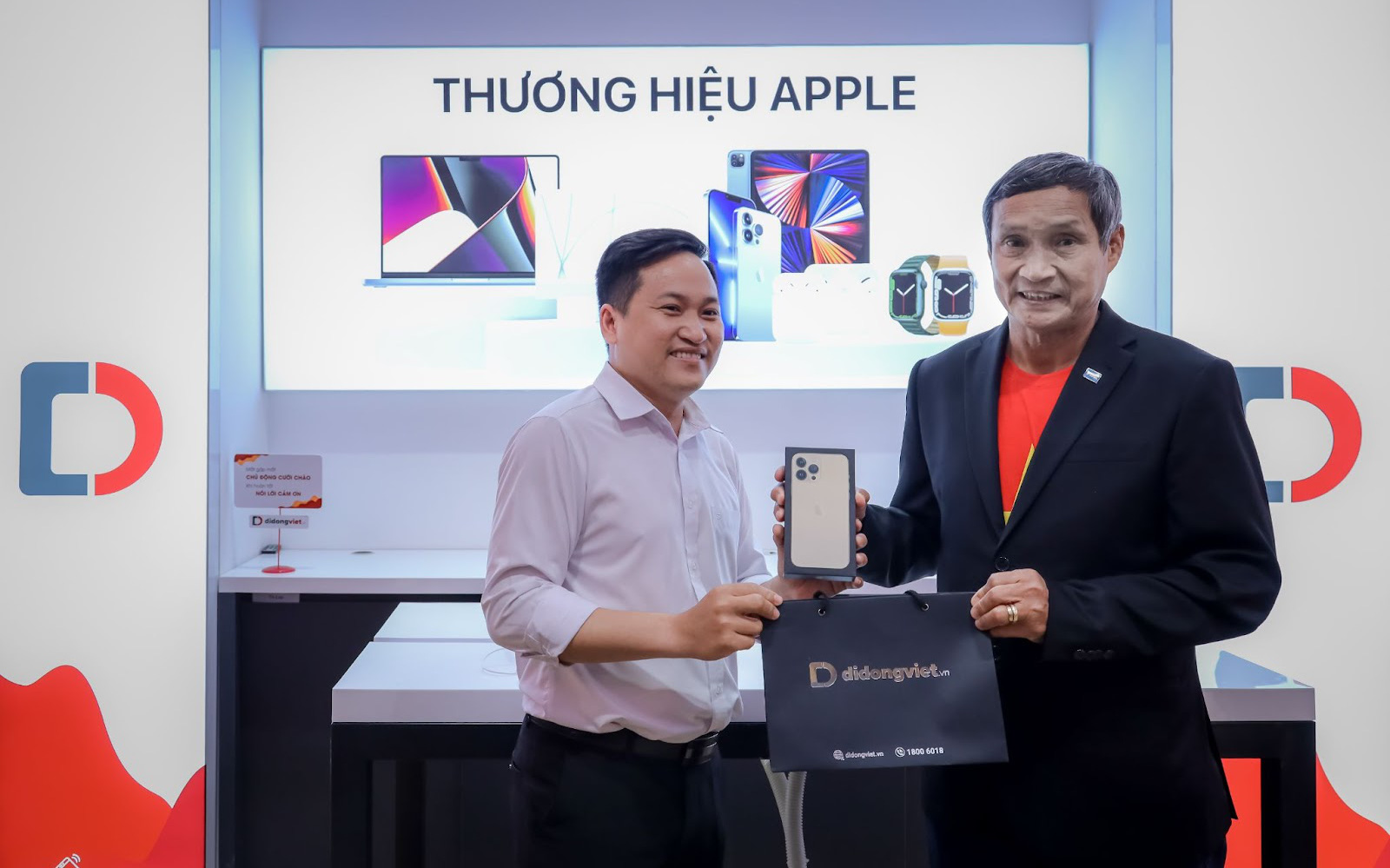 Đội tuyển nữ Việt Nam được tặng loạt smartphone xịn xò sau kỳ tích giành vé vào vòng Chung kết World Cup