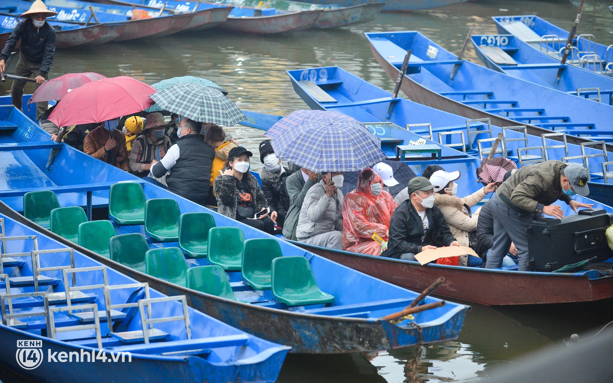 Ảnh: Du khách đội mưa, đổ về chùa Hương dâng lễ từ sáng sớm trong ngày chính thức mở cửa trở lại
