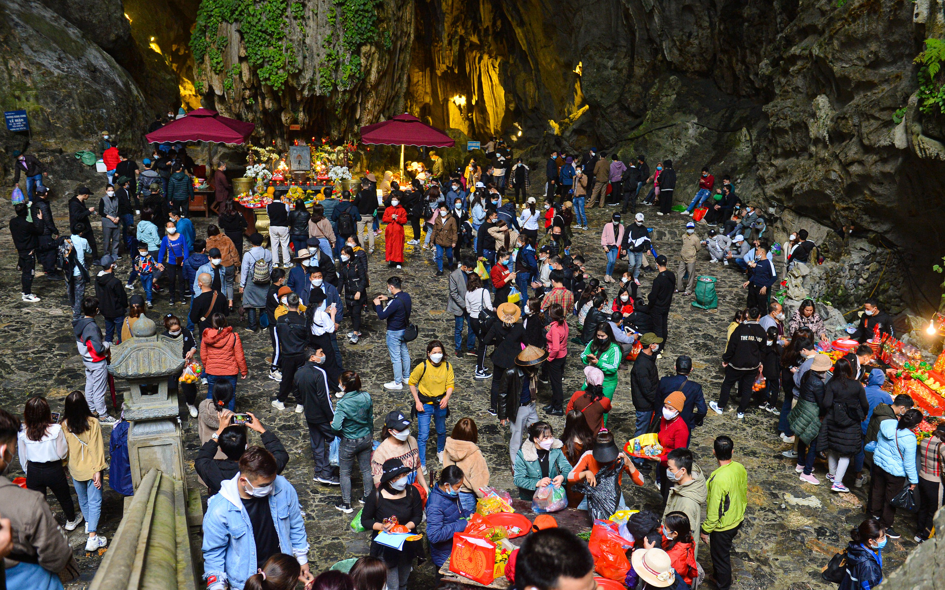 Chùa Hương ngày đầu chính thức mở lại: Hàng nghìn người chen nhau lễ Phật ở động Hương Tích, hứng "nước lộc" rồi thoa lên mặt