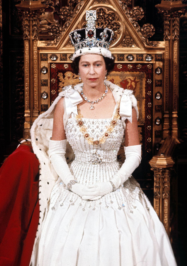 Cuộc đời lẫy lừng của Nữ hoàng Elizabeth II qua ảnh: Nữ tướng quyền lực cai trị ngai vàng lâu nhất trong lịch sử các vương triều nước Anh - Ảnh 14.