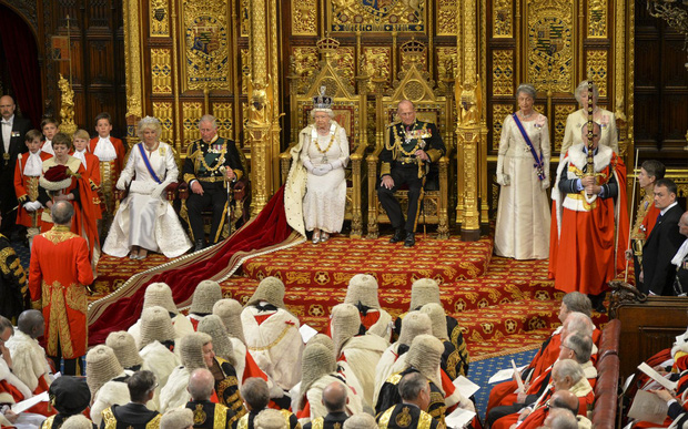 Cuộc đời lẫy lừng của Nữ hoàng Elizabeth II qua ảnh: Nữ tướng quyền lực cai trị ngai vàng lâu nhất trong lịch sử các vương triều nước Anh - Ảnh 26.
