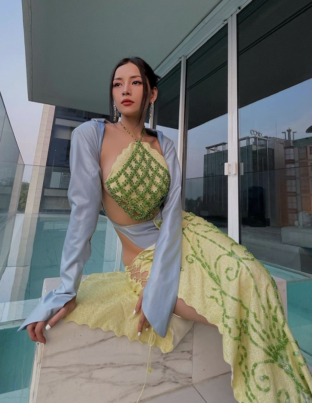 Chi Pu diện đồ mỏng tang khoe body cực bốc, ơ kìa bàn tay hư ngay vòng 1 khiến dân tình không thể rời mắt - Ảnh 7.