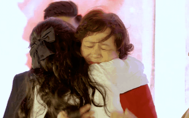 Hóa ra đây mới là nguyên nhân Hòa Minzy khóc ở MV Ngày Đầu Tiên: Nhìn gia đình 2 bên trai - gái sum họp mà chạnh lòng?