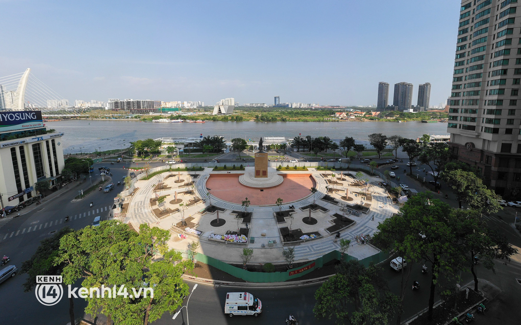 Ảnh: Khu tượng đài Trần Hưng Đạo được khoác “áo” mới hiện đại bên sông Sài Gòn