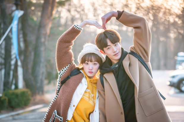 Đài SBS quyền lực đặt nghi vấn Nam Joo Hyuk và Lee Sung Kyung tái hợp sau 4 năm: Cả tá hint lồ lộ, còn đeo nhẫn đôi luôn rồi? - Ảnh 11.