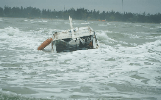 Cận cảnh mũi cano chở 39 du khách gặp nạn tại Hội An bị vỡ mảng lớn