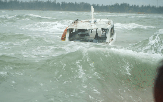 Đã từng có vụ chìm tàu khiến 6 người chết tại vị trí cano du lịch bị lật ở Cửa Đại