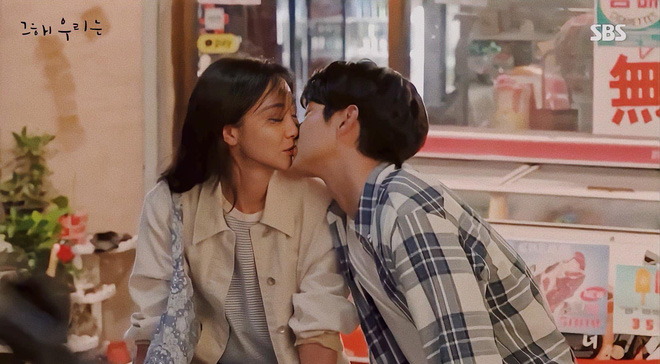 4 hậu trường cảnh hôn ngọt ăn đứt trên phim: Song Kang đòi tới bến với Han So Hee, đôi cuối xem mà ngại - Ảnh 7.