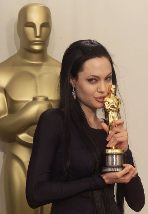 Vì 1 nụ hôn ở Oscar, Angelina Jolie đã hại anh trai thê thảm đến mất cả sự nghiệp: 22 năm sau ngoại hình xuống cấp gây sốc! - Ảnh 1.