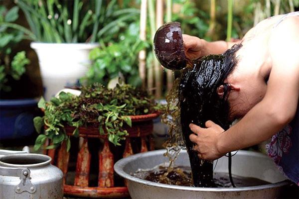 Ngược dòng thời gian tìm hiểu cách chăm tóc chắc khỏe, mềm mượt của người Việt xưa - Ảnh 1.