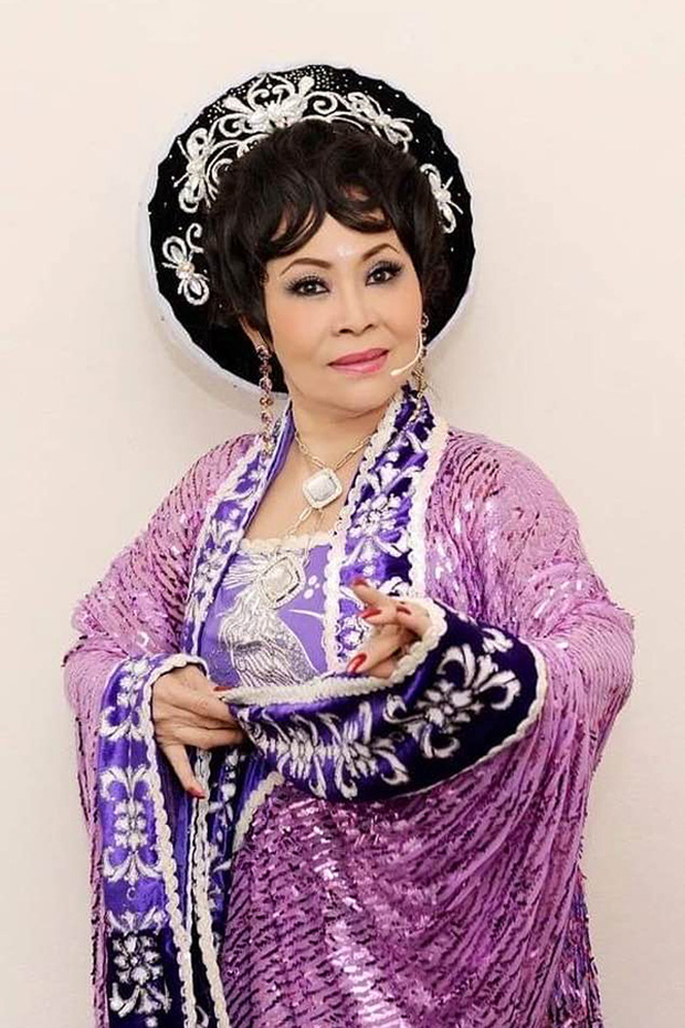 Lễ cầu siêu của cố NSƯT Ngọc Đáng: Không khí ảm đạm, Việt Hương quỳ rạp người tiễn đưa đàn chị lần cuối - Ảnh 6.