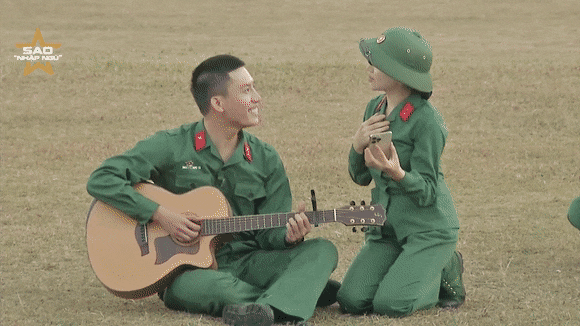 Sao Nhập Ngũ tung clip chưa lên sóng của Hòa Minzy - Anh Tú nhưng biểu cảm phấn khích của Trung đội trưởng mới chiếm spotlight - Ảnh 2.