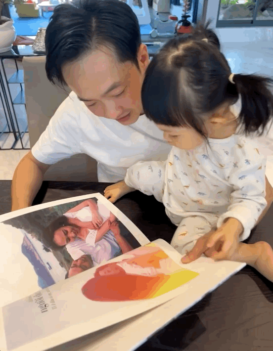 Xem album ảnh cùng bố đại gia, ái nữ Suchin có hành động khiến mẹ Đàm Thu Trang mát lòng - Ảnh 3.