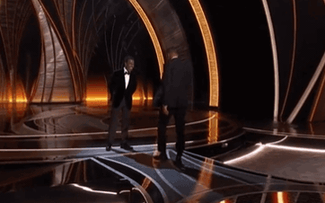 Sốc nhất OSCAR 2022: Will Smith lên sân khấu, tát thẳng mặt đồng nghiệp để bảo vệ vợ khiến ai nấy sốc nặng
