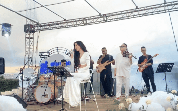 Đông Nhi bị chê khả năng hát live qua livestream, khán giả trực tiếp có mặt xem show tại Đà Lạt nói gì?