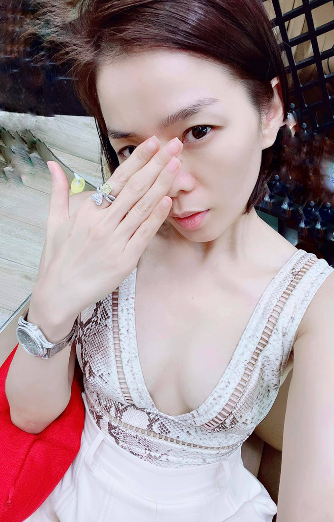 Choáng váng trước style sân golf của Lệ Quyên: Khoác áo choàng kín như bưng, thế này thì ai làm lại đây? - Ảnh 6.