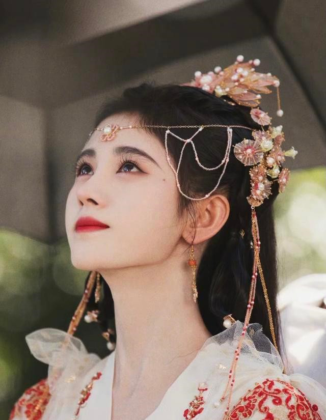 Nhan sắc Cúc Tịnh Y hôm nay nhợt nhạt bất thường, còn chả bén bằng con dao đang xoay mòng mòng trên tay cô - Ảnh 1.