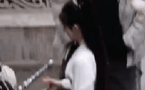 Nhan sắc Cúc Tịnh Y hôm nay nhợt nhạt bất thường, còn chả &quot;bén&quot; bằng con dao đang xoay mòng mòng trên tay cô
